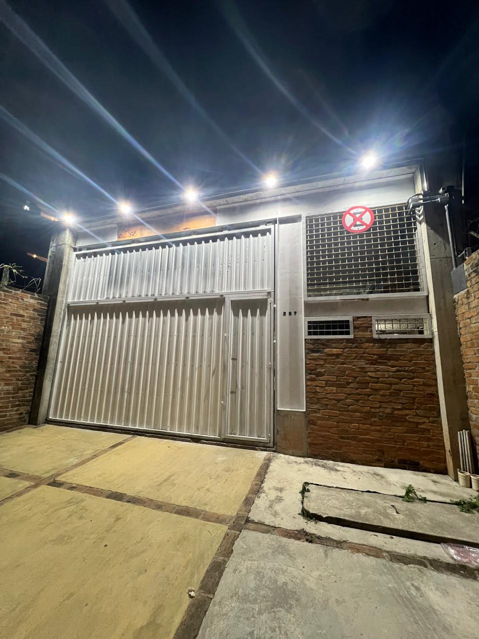 Frente do imóvel com galpão comercial e prédio em construção