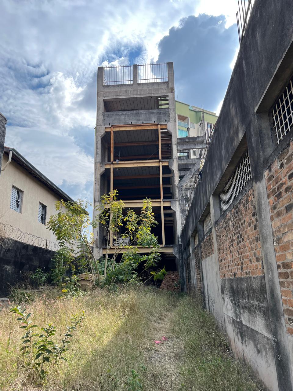 Estrutura em consqrução com fundações prontas e sólido investimento